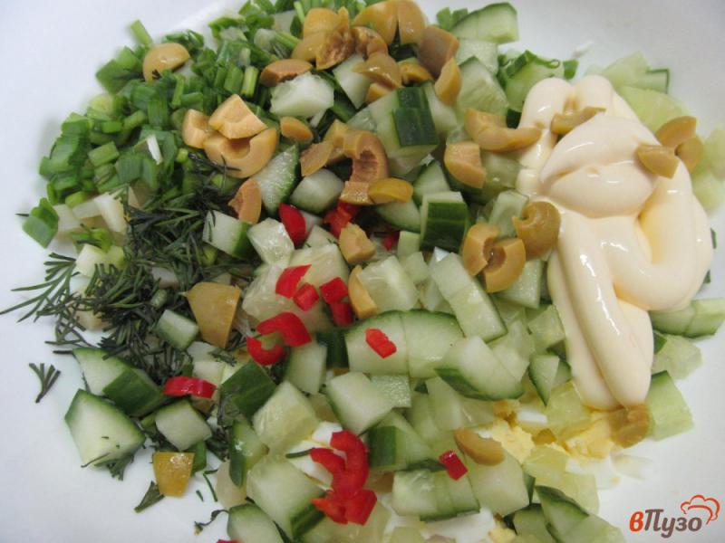 Фото приготовление рецепта: Салат «минутка» из картофеля с огурцом и оливками шаг №3