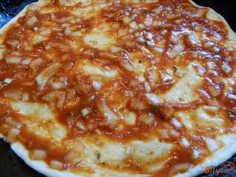 Фото приготовление рецепта: Овощная пицца с соусом и грибами шаг №7
