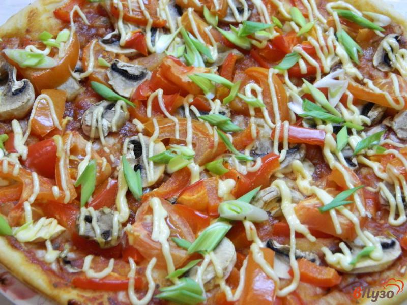 Фото приготовление рецепта: Овощная пицца с соусом и грибами шаг №9