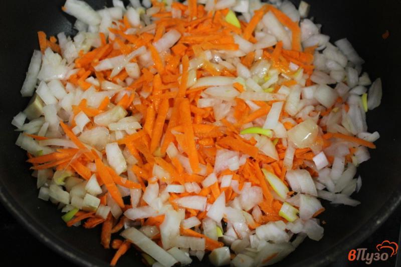 Фото приготовление рецепта: Хек с луком и морковкой в духовке шаг №1