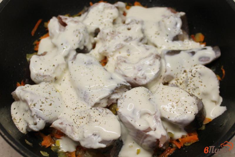 Фото приготовление рецепта: Хек с луком и морковкой в духовке шаг №4