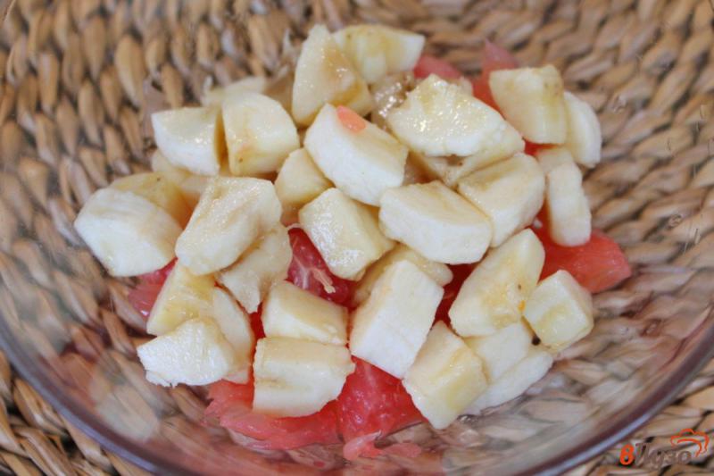 Фото приготовление рецепта: Фруктовый салат с грейпфрутом, семенами льна и сиропом шаг №4