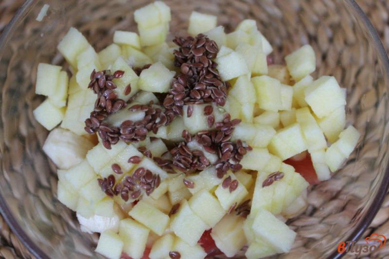 Фото приготовление рецепта: Фруктовый салат с грейпфрутом, семенами льна и сиропом шаг №6