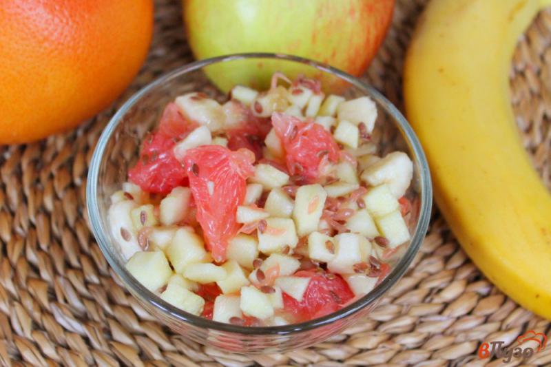 Фото приготовление рецепта: Фруктовый салат с грейпфрутом, семенами льна и сиропом шаг №7