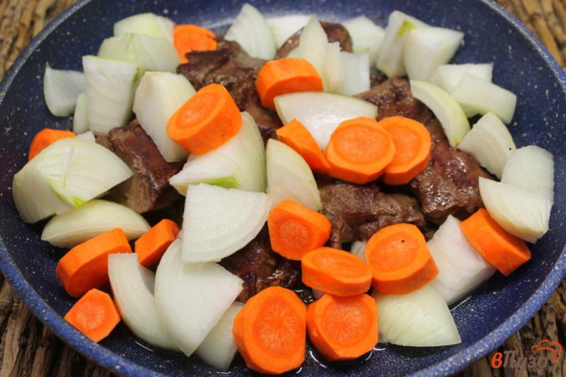 Фото приготовление рецепта: Паштет из печени индейки с морковкой и луком шаг №2