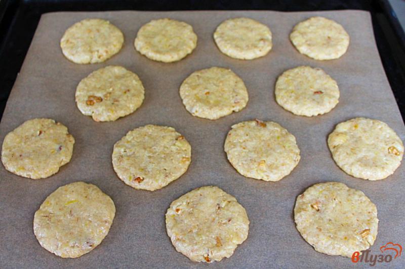 Фото приготовление рецепта: Тонкое овсяное печенье с лимоном и орехами шаг №7