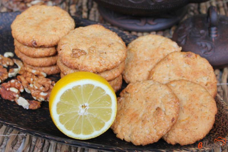 Фото приготовление рецепта: Тонкое овсяное печенье с лимоном и орехами шаг №9
