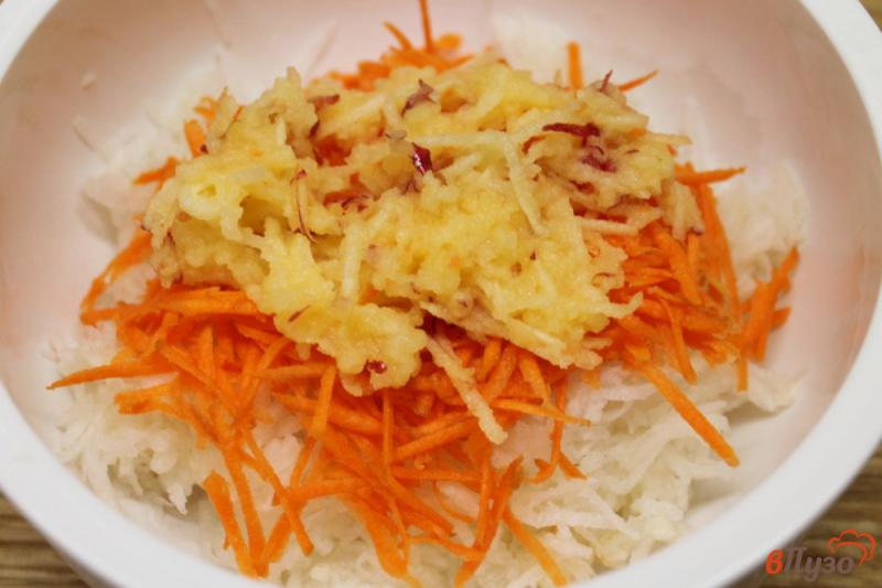 Фото приготовление рецепта: Салат из дайкона и моркови с луком и яблоком шаг №3
