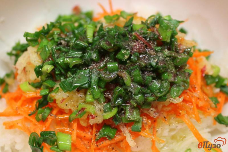 Фото приготовление рецепта: Салат из дайкона и моркови с луком и яблоком шаг №5
