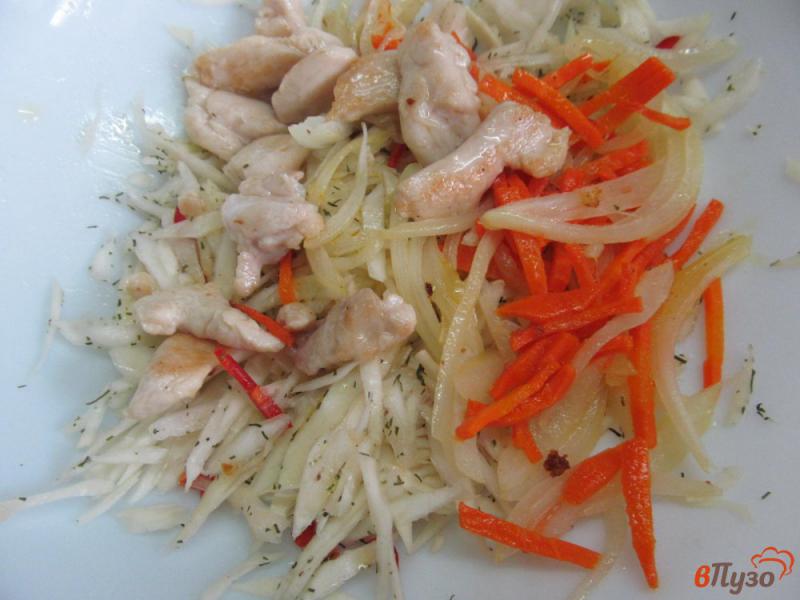 Фото приготовление рецепта: Салат «Бюджетный» из овощей с курицей шаг №3