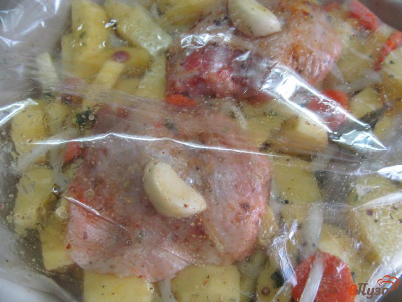Фото приготовление рецепта: Овощи с курицей запеченные в рукаве шаг №5