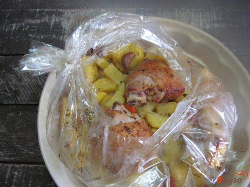 Фото приготовление рецепта: Овощи с курицей запеченные в рукаве шаг №6