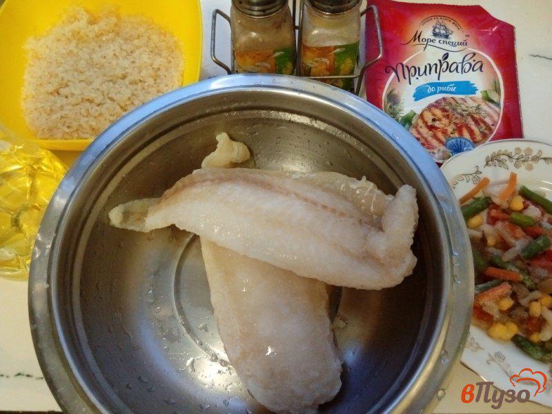 Фото приготовление рецепта: Экспресс-ужин из минтая и риса с овощами в мультиварке с давлением шаг №1