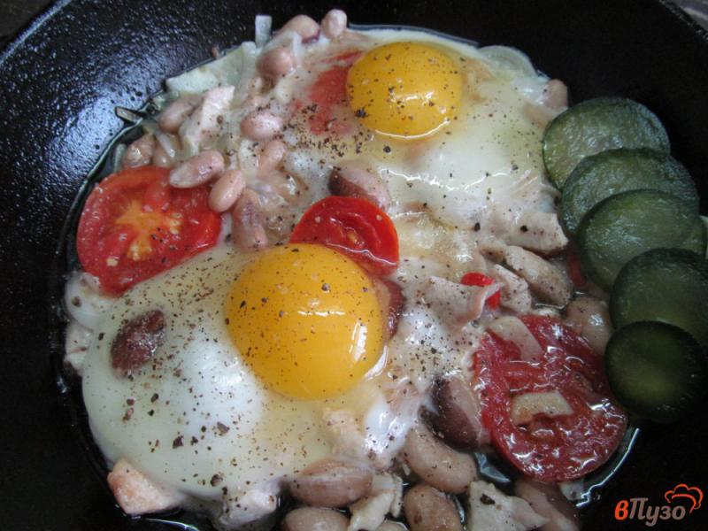 Фото приготовление рецепта: Яйца с курицей и фасолью шаг №4