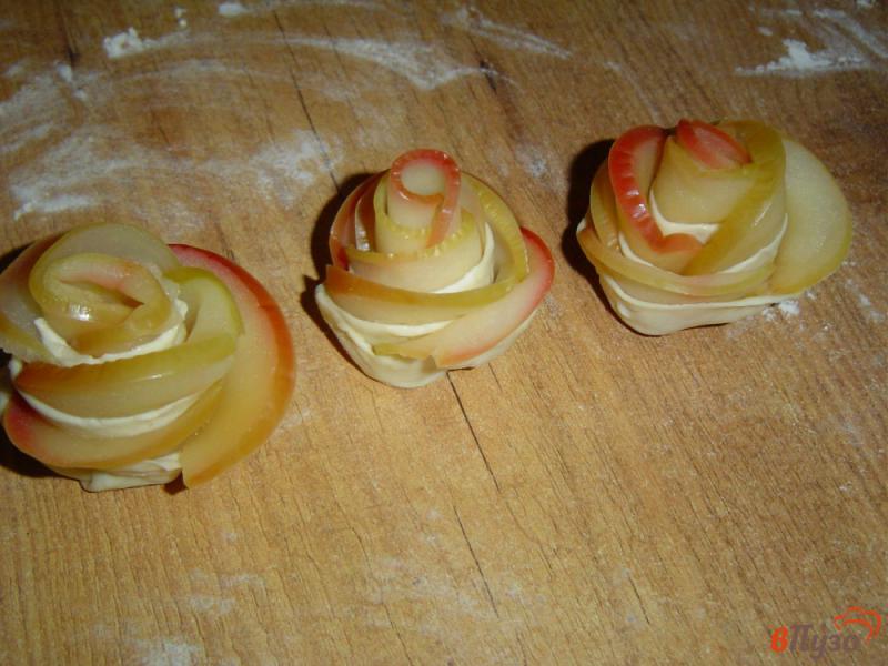 Фото приготовление рецепта: Слойки с яблоками «Розочки» шаг №7