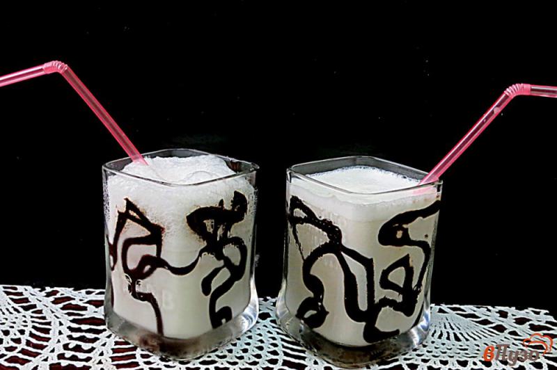 Фото приготовление рецепта: Коктейль молочно-шоколадный шаг №9