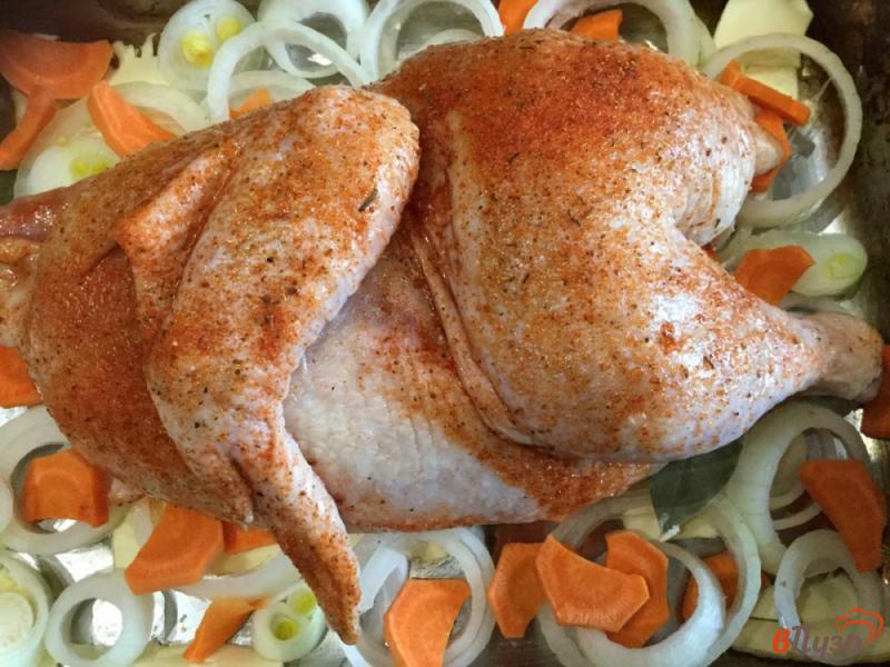 Фото приготовление рецепта: Цыпленок, запеченный с овощами шаг №7