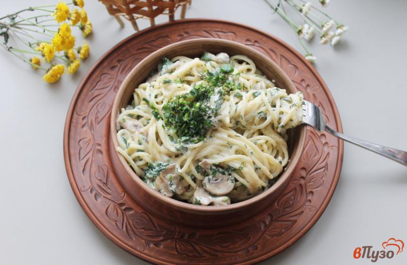 Фото приготовление рецепта: Спагетти с грибами и шпинатом в сливочном соусе шаг №6