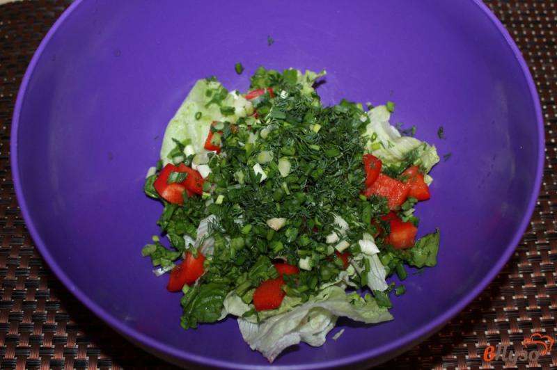Фото приготовление рецепта: Легкий салат с айсбергом шпинатом и твердым сыром шаг №4