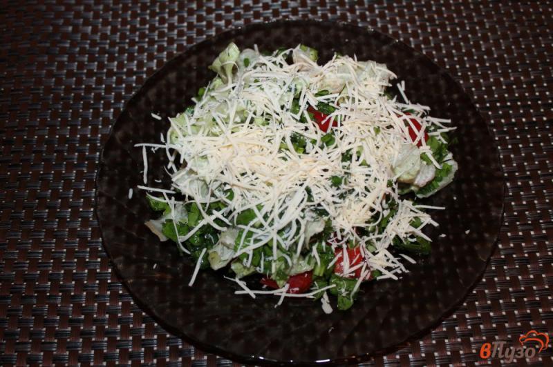 Фото приготовление рецепта: Легкий салат с айсбергом шпинатом и твердым сыром шаг №5