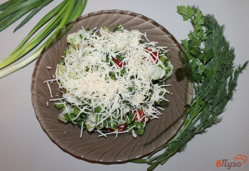 Фото приготовление рецепта: Легкий салат с айсбергом шпинатом и твердым сыром шаг №6