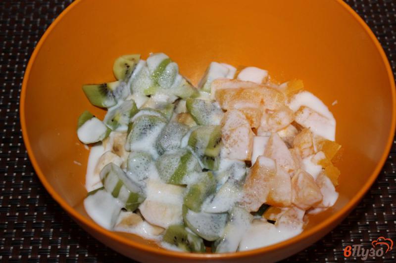 Фото приготовление рецепта: Фруктовый салат с киви на десерт шаг №5