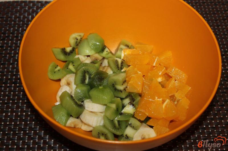 Фото приготовление рецепта: Фруктовый салат с киви на десерт шаг №4