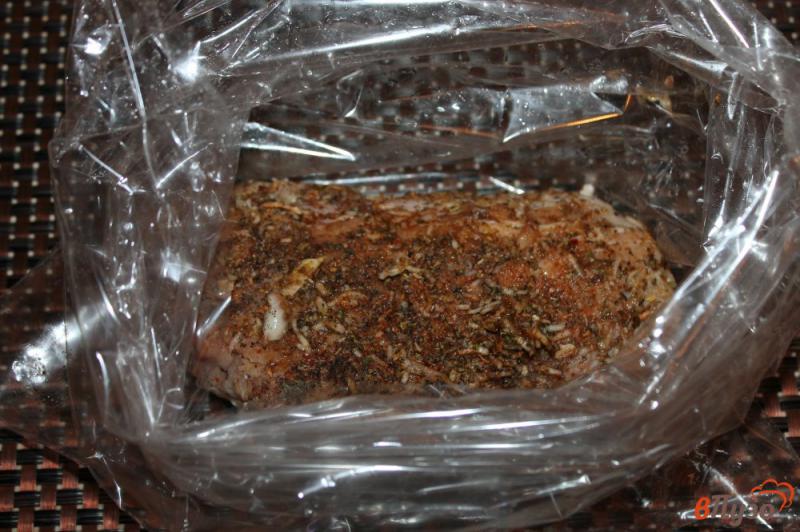 Фото приготовление рецепта: Запеченная свинина с рукаве с соевым соусом и чесноком шаг №4