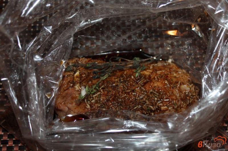 Фото приготовление рецепта: Запеченная свинина с рукаве с соевым соусом и чесноком шаг №5
