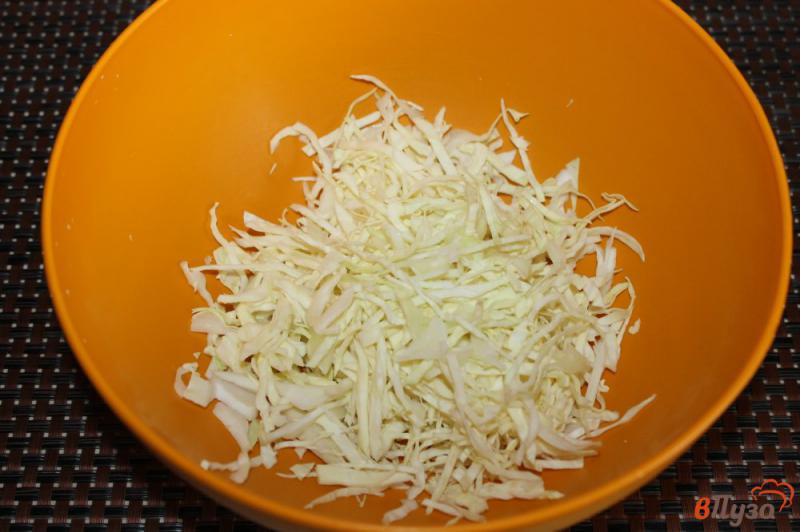 Фото приготовление рецепта: Салат из капусты с колбасой, корейской морковью и сыром шаг №1