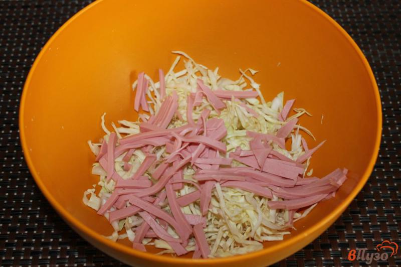 Фото приготовление рецепта: Салат из капусты с колбасой, корейской морковью и сыром шаг №2