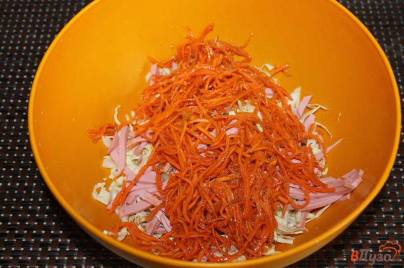Фото приготовление рецепта: Салат из капусты с колбасой, корейской морковью и сыром шаг №3