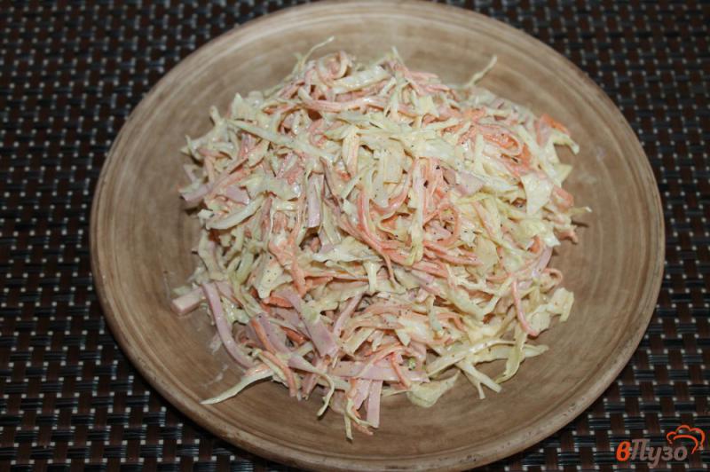 Фото приготовление рецепта: Салат из капусты с колбасой, корейской морковью и сыром шаг №4