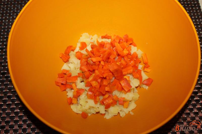 Фото приготовление рецепта: Салат из вареных овощей квашенной капусты и баклажана шаг №2