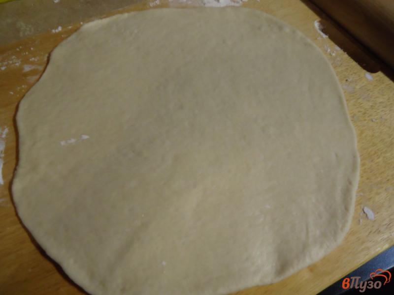 Фото приготовление рецепта: Дрожжевой пирог с мясом и капустой шаг №6