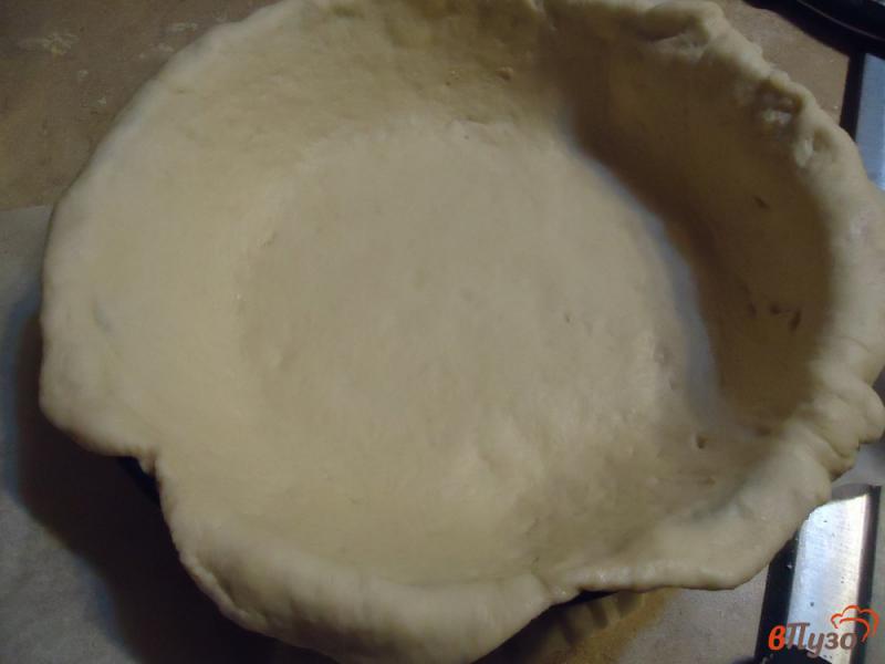 Фото приготовление рецепта: Дрожжевой пирог с мясом и капустой шаг №7