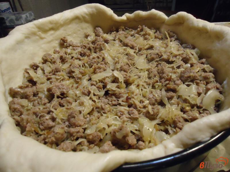 Фото приготовление рецепта: Дрожжевой пирог с мясом и капустой шаг №8