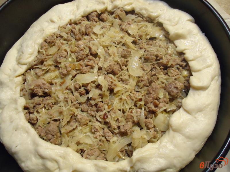 Фото приготовление рецепта: Дрожжевой пирог с мясом и капустой шаг №9