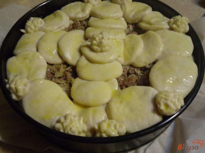 Фото приготовление рецепта: Дрожжевой пирог с мясом и капустой шаг №12