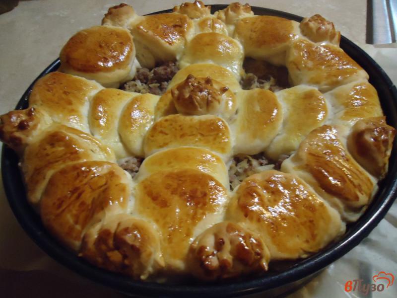 Фото приготовление рецепта: Дрожжевой пирог с мясом и капустой шаг №13