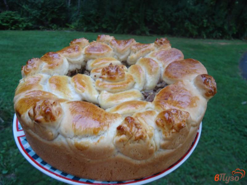 Фото приготовление рецепта: Дрожжевой пирог с мясом и капустой шаг №14