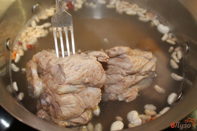 Фото приготовление рецепта: Красный борщ на мясном бульоне с пекинской капустой и фасолью шаг №1