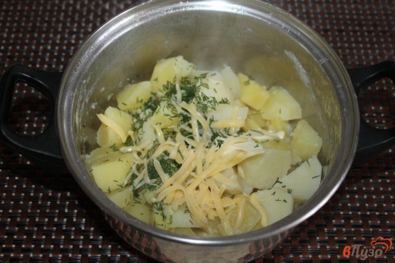 Фото приготовление рецепта: Картофельное пюре с твердым сыром, маслом и укропом шаг №3