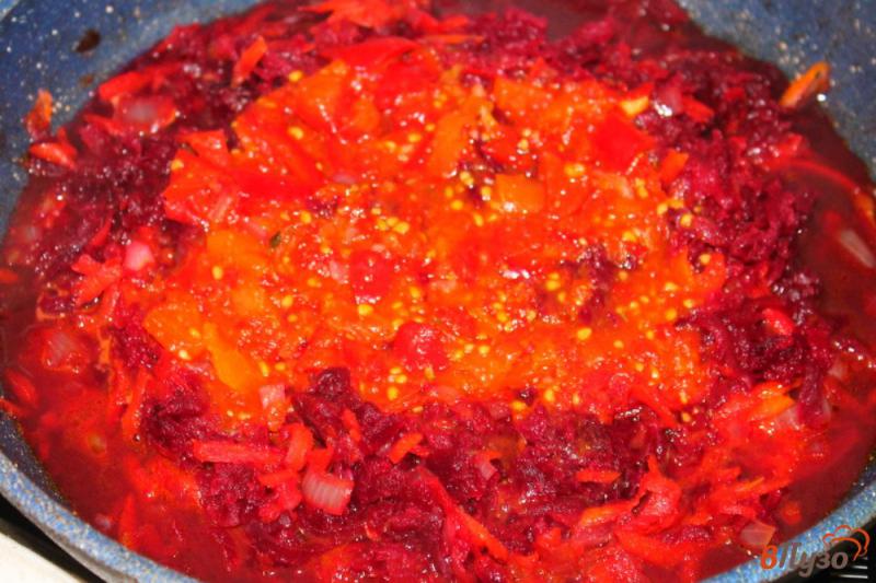 Фото приготовление рецепта: Красный борщ на мясном бульоне с пекинской капустой и фасолью шаг №4