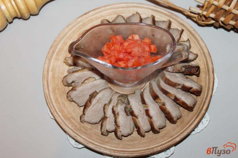 Фото приготовление рецепта: Утиная грудка с травами и острой томатной сальсой шаг №7