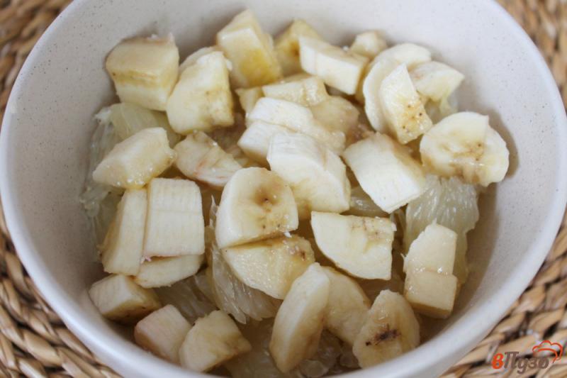 Фото приготовление рецепта: Фруктовый салат с помело, бананом и мандарином шаг №2
