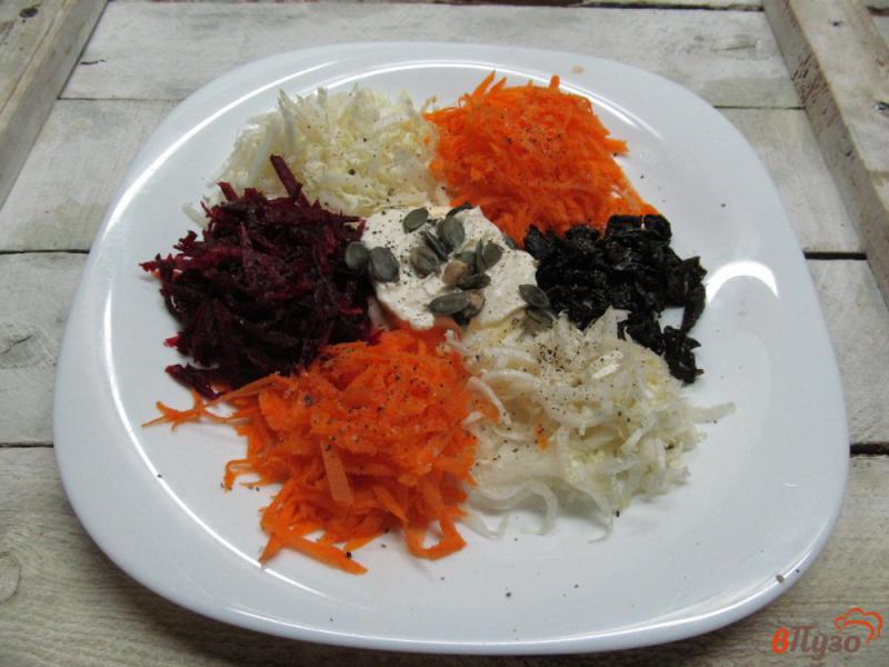 Фото приготовление рецепта: Салат из капусты свеклы и моркови шаг №6