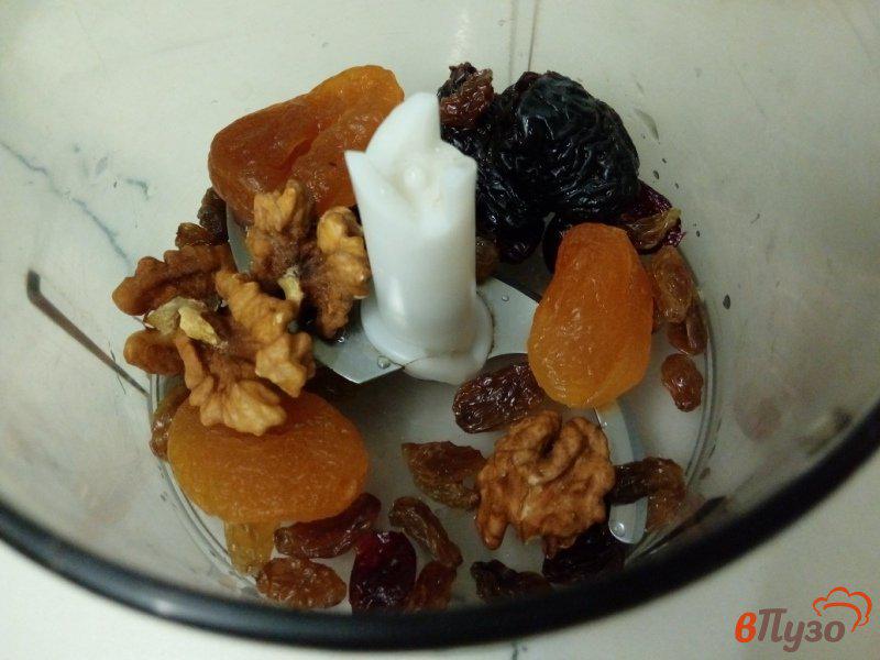 Фото приготовление рецепта: Домашние конфеты с сухофруктами и грецким орехом шаг №3