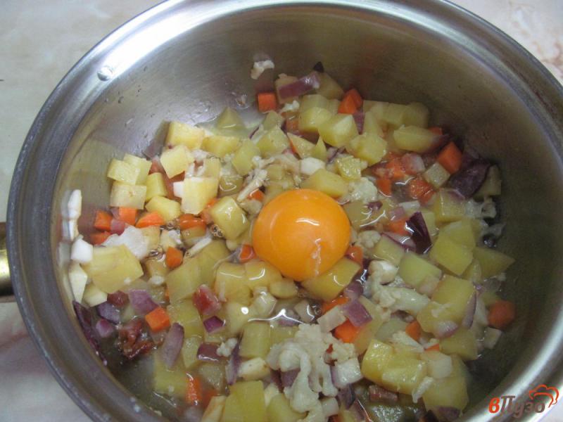 Фото приготовление рецепта: Картофельный суп с яйцом на беконе шаг №4