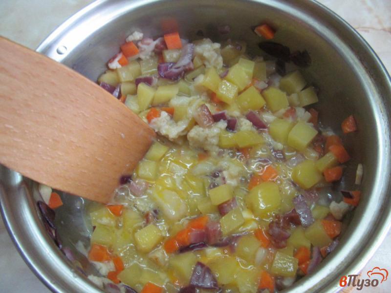 Фото приготовление рецепта: Картофельный суп с яйцом на беконе шаг №5